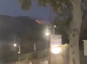 Nuovo incendio tra la penisola sorrentina e Positano
