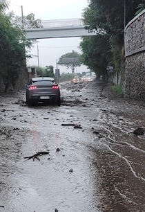 Caduta di detriti e strada allagata, viabilità in tilt sulla Sorrentina