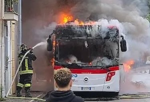 Bus Eav in fiamme, il sindacato Orsa all’attacco: Carenze manutentive
