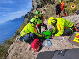 Turista ferita sul Sentiero degli Dei, soccorsa dal Cnsas