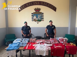 Sequestrate 2300 magliette false del centenario del Napoli