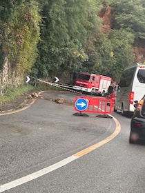 Massi sulla statale Sorrentina, traffico in tilt