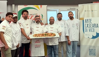Vico Equense. La pizza ed i formaggi tipici in vetrina a Parigi