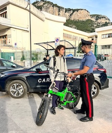 Piano di Sorrento-Vico Equense. Ruba e-bike e fugge in treno, arrestato