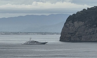 Nella baia di Sorrento il super yacht dell’ambasciatore Usa in Italia Tilman Fertitta